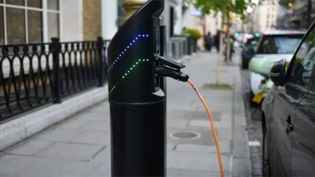 লন্ডনে বিদ্যুৎ চালিত গাড়ির একটি চার্জিং পয়েন্ট, বাংলাদেশেও চার্জিং স্টেশন তৈরির পদক্ষেপ নেয়া হচ্ছে