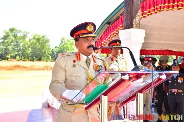 විශ්‍රාමික මේජර් ජෙනරාල් අරුණ ජයසේකර යුද්ධ හමුදාවේ අණ සහ මාණ්ඩලික අංශ දෙකෙහිම තනතුරු හොබවනු ලැබූ නිලධාරියෙකු බව ශ්‍රී ලංකා යුද්ධ හමුදාවේ වෙබ් අඩවියේ සඳහන් වේ. 