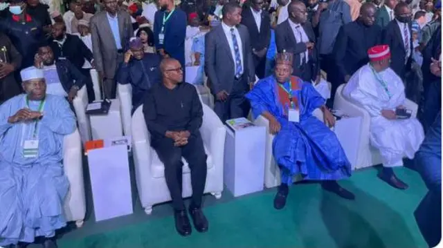 Àwọn olùdíje sípò Ààrẹ níbi tí wọ́n ti fẹ́ tọwọ́ bọ ìwé àdéhùn náà 