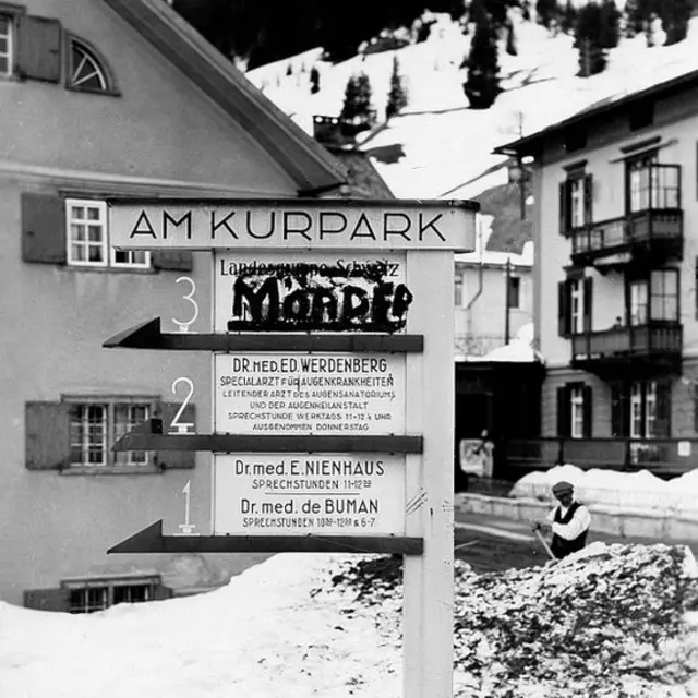 Un letrero vandalizado en Davos