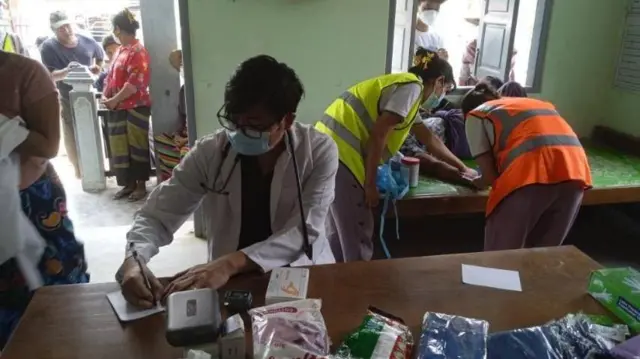 ရေခါးအင်းတောင်ဘက် ကျောက်တာရွာမှာ ငလျင်အပြီးတစ်ပတ်အကြာ ပရဟိတကျန်းမာရေးစောင့်ရှောက်မှုမြင်ကွင်း