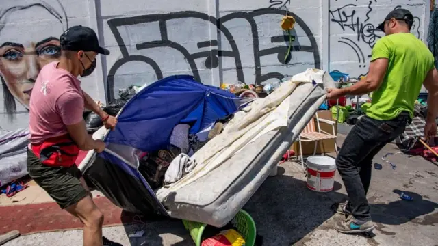 Colchones y otras pertenencias de migrantes fueron tomadas y luego quemadas por los manifestantes.