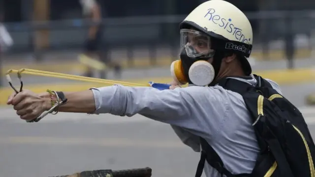 Hombre de la resistencia en caracas.