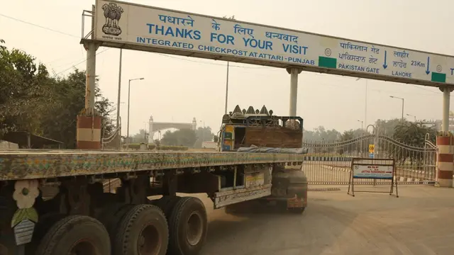 సరుకును దించిన తర్వాత తిరిగి పాకిస్తాన్ వెళ్తోన్న ట్రక్