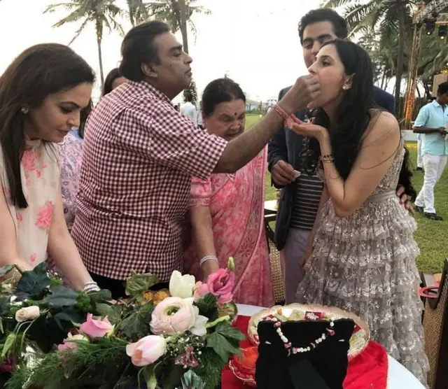 ముఖేశ్ అంబానీ, నీతా, కోకిలాబెన్, ఆకాశ్, శ్లోకా