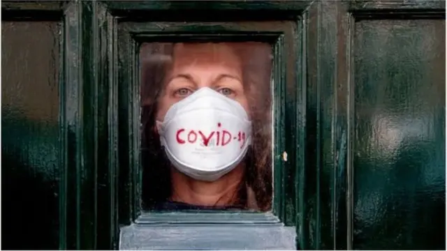 eeyan kan pẹlu ibomu ti wọn kọ COVID -19 si