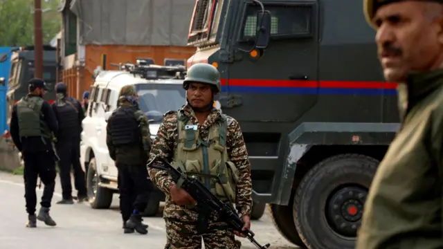 Soldado indiano patrulha área no sul da Caximira