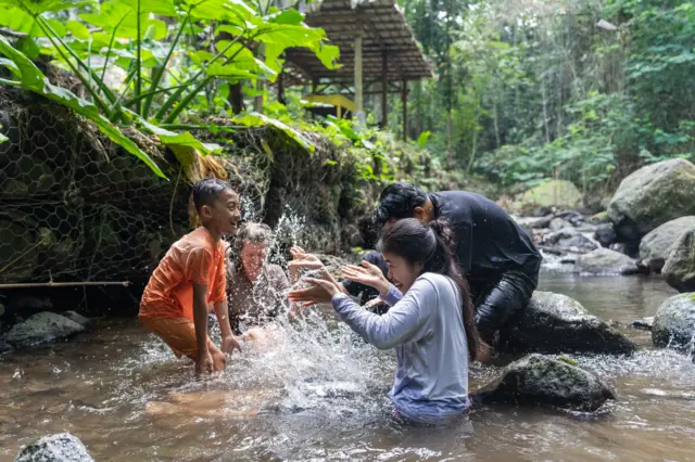 Ilustrasi anak-anak bermain di sungai