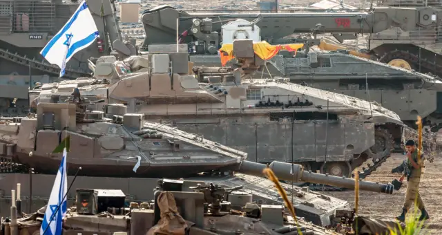 မနေ့တုန်းက ဂါဇာနယ်စပ်မှာ မြင်တွေ့ရတဲ့ အစ္စရေးစစ်တပ် တင့်ကားတွေ