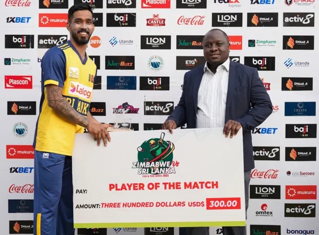 කමිල් මිෂාර තරගයේ වීරයා සම්මානය ලබා ගනිමින්