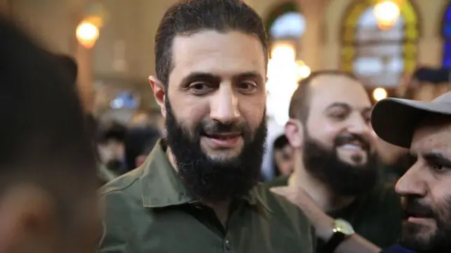 Abu Mohammed al Jawlani habló frente a una multitud en una mezquita de Damasco este domingo.