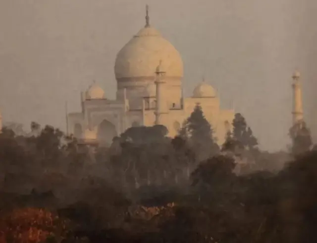 தாஜ்மஹாலைக் கட்டிய தொழிலாளர்களின் கைகளை ஷாஜஹான் வெட்டினாரா?