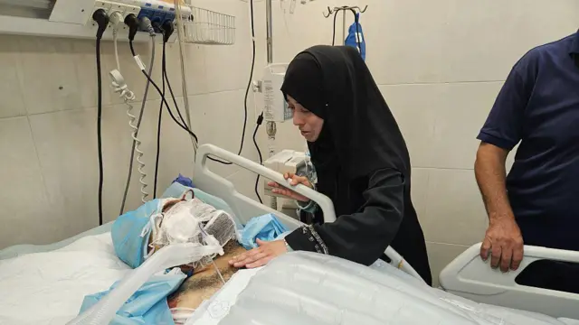اسرائیلی حملے میں زخمی ہونے والے ڈاکٹر آلاء النجار کے شوہر ڈاکٹر حمدی النجار اس قت انتہائِ نگہداشت کے وارڈ میں داخل ہیں۔