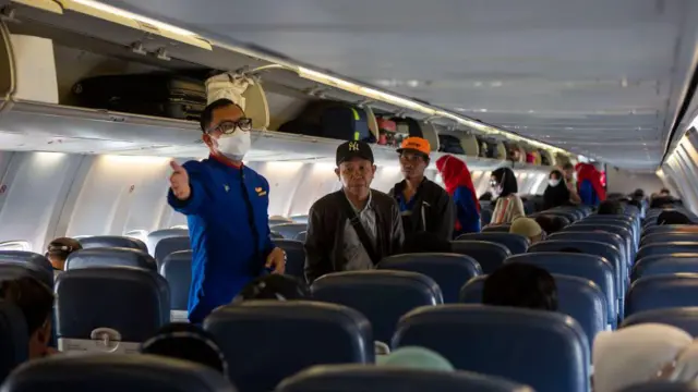 Pemerintah Indonesia melonggarkan pembatasan pandemi untuk perjalanan, aktivitas berskala besar, dan fasilitas umum, termasuk yang berlaku pada transportasi udara atau pesawat atau angkutan umum.