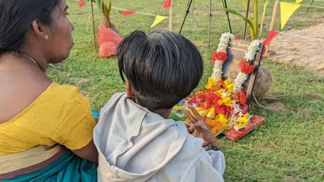 ශ්‍රී ලංකාවේ උතුරත් - දකුණත් තම අයිතීන් වෙනුවෙන් දිවි දුන් විරුවන් ස්මරණය කරන මාසය නොවැම්බරය යි.