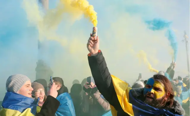Люди з прапорами і файєрами