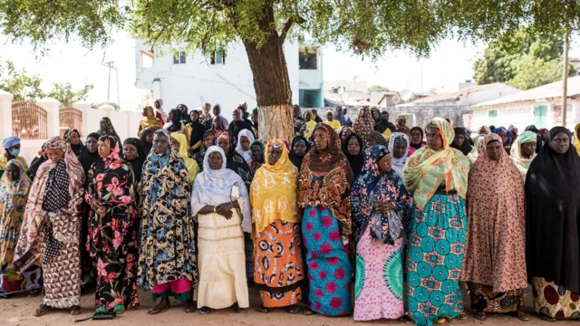 Des personnes en deuil s'alignent dans les rues de Banjul lors des funérailles d'Ebrima Solo Sandeng - Mardi 10 janvier 2023