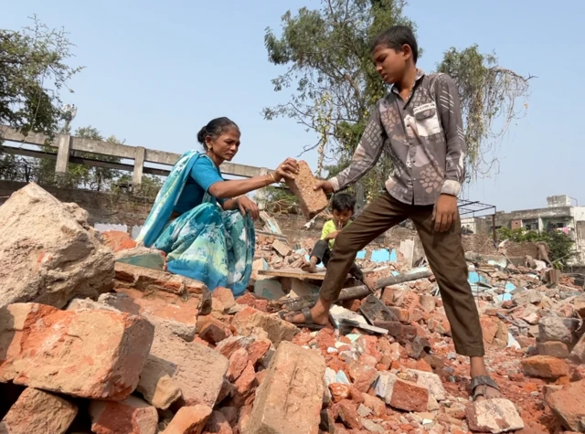 અમદાવાદ, ડિમોલિશન, માનવઅધિકાર, બેઘર લોકો, મહિલાઓ, ગુજરાત, ઇસનપુર, બીબીસી ગુજરાતી 