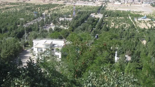 غلام رسول صوفي زاده د دې تفریحځای مدیر دی او وایي په دوبي کې هره جمعه څه باندې لس زره کسان او په مني کې هره جمه نېږدې دوه زره کسان تخت صفر کې سره ټولېږي
