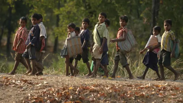 মাওবাদী অধ্যুষিত গাদচিরোলিতে স্কুল থেকে ফিরছে বনবাসী শিশুরা