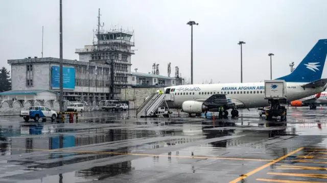 میدان هوایی کابل در یک روز بارانی 