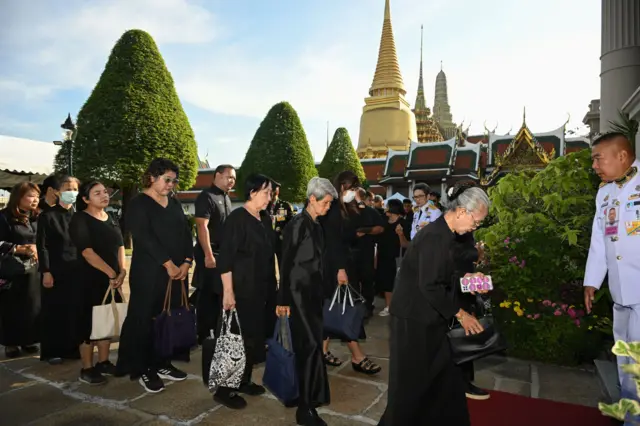 พสกนิกรชาวไทยทยอยเดินทางเข้าถวายน้ำสรงพระบรมศพสมเด็จพระนางเจ้าสิริกิติ์ฯ ด้วยสีหน้าโศกเศร้า ตั้งแต่ช่วงเช้าราว 8.00 น. ของวันนี้ (26 ต.ค.)