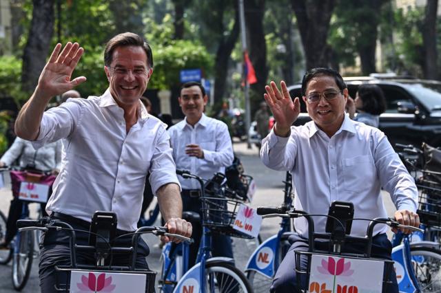 Hà Lan là đối tác thương mại quan trọng của Việt Nam. Ảnh: Thủ tướng Hà Lan Mark Rutte đạp xe cùng Thủ tướng Việt Nam Phạm Minh Chính tại Hà Nội vào tháng 11/2023.