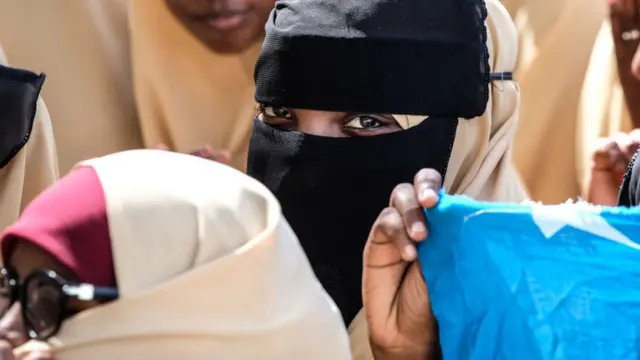 Gabdhaha qaar waxaa la guursadaa iyagoo iskuul dhiganaya sida ay sheegeen hay'adaha u dooda xuquuqda dumarka