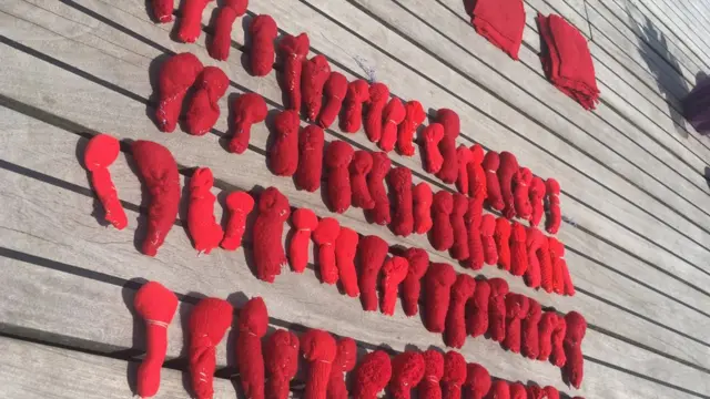 Ляльки шиються зі старого одягу, як матеріалізація травматичної пам'яті, каже художниця