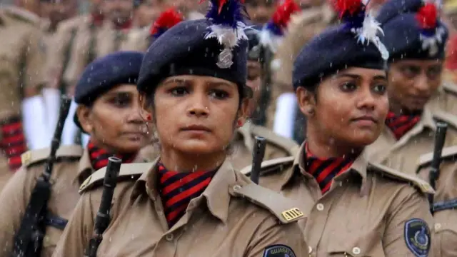 ટ્રમ્પના આગમન પૂર્વે તૈયારી કરી રહેલી મહિલા પોલીસની તસવીર