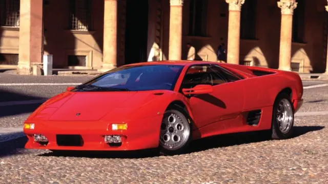 لامبورگینی دیابلو یکی از مشهورترین ماشین‌های دهه نود میلادی بود