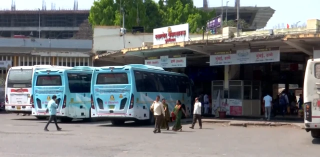 पुण्यातील स्वारगेट बस स्थानकावर एका 26 वर्षीय तरुणीवर डेपोमध्येच असलेल्या 'शिवशाही' बसमध्ये 25 फेब्रुवारीच्या पहाटे बलात्काराची घटना घडली होती.