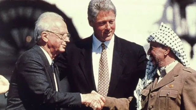 یاسر عرفات سابق امریکی صدر بل کلنٹن اور اسرائیلی وزیر اعظم اسحاق روبن کے ساتھ