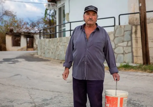 Michalis viveu na aldeia durante toda a vida 