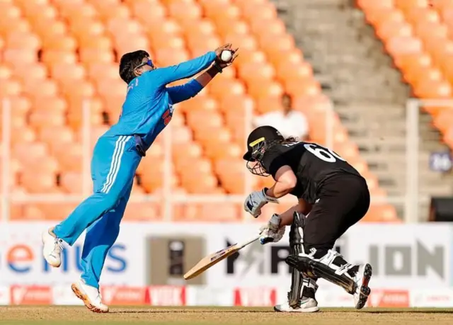 ભારત અને ન્યૂઝીલૅન્ડની મહિલા ક્રિકેટ ટીમનાં ખેલાડીઓ મેદાન ઉપર