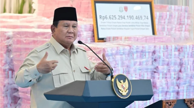Presiden Prabowo Subianto menyampaikan sambutan pada acara penyerahan laporan capaian hasil Satuan Tugas Penertiban Kawasan Hutan (Satgas PKH) dan penyelamatan keuangan negara tahun 2025 yang digelar di Gedung Utama Kompleks Kejaksaan Agung Republik Indonesia, Jakarta, pada Rabu, 24 Desember 2025.