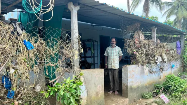 వరద నీటిలో మునిగి తేలిన ఇల్లు..