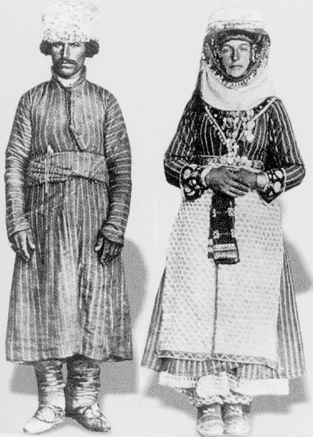 Старе фото, на якому зображені чоловік і жінка у традиційному строї надазовських греків 