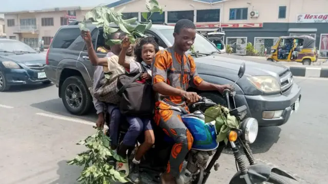 Aworan awọn akẹkọọ pẹlu ewe lori ọkada