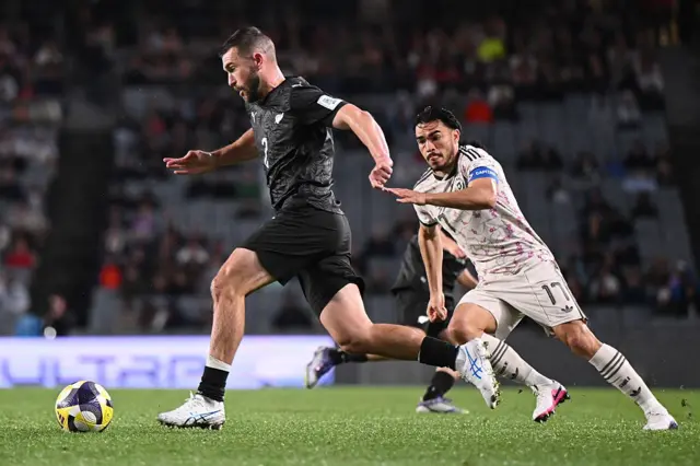 Tim Payne sigue el balón en un partido de fútbol realizado en marzo de 2026.