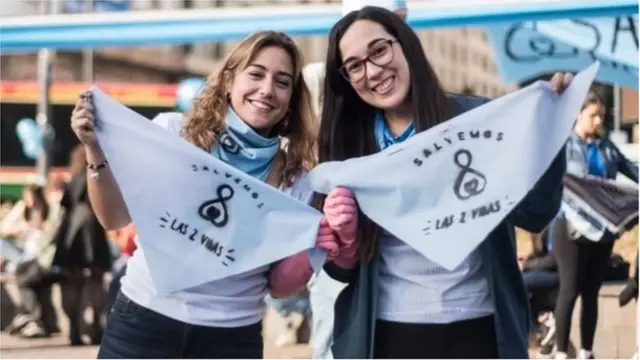 అబార్షన్లను చట్టబద్ధం చేయరాదంటూ యువతుల నిరసన