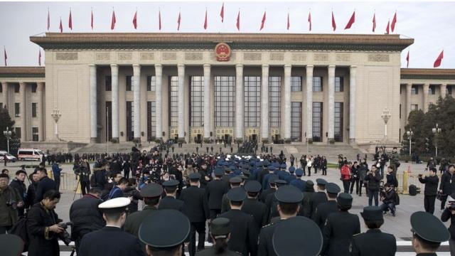 Делегаты ВСНП и охрана возле Дома народных собраний в Пекине. 5 марта 2018 года.