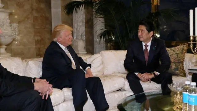 ãƒˆãƒ©ãƒ³ãƒ—ãƒ»ã‚¿ãƒ¯ãƒ¼ã§ä¼šè«‡ã™ã‚‹ãƒˆãƒ©ãƒ³ãƒ—æ°ã¨å®‰å€æ°ï¼ˆ17æ—¥ã€ãƒ‹ãƒ¥ãƒ¼ãƒ¨ãƒ¼ã‚¯ï¼‰