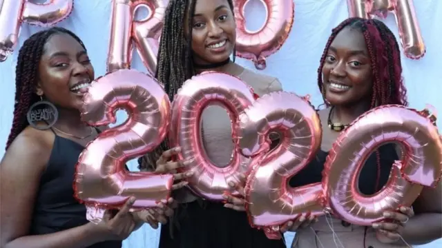 تینوں بہنیں