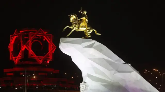 Монумент Гурбангулы Бердымухамедову