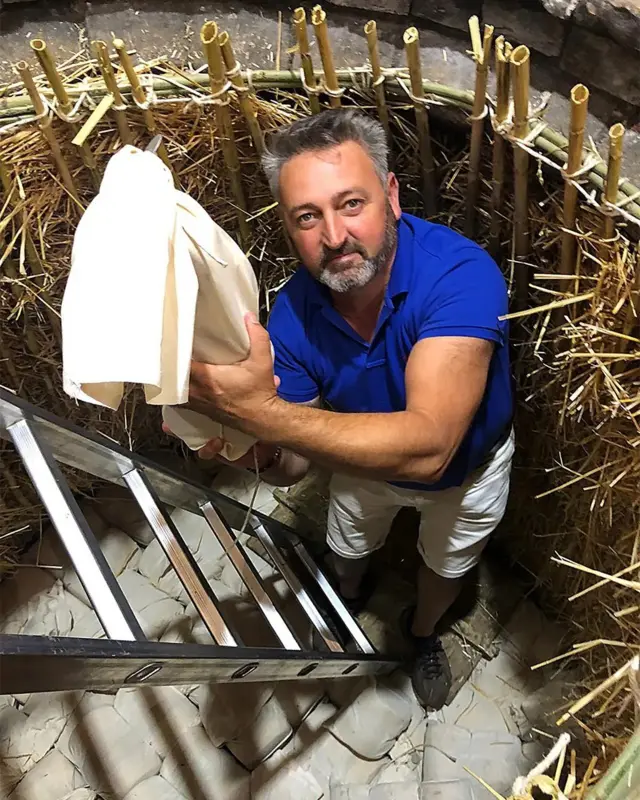 동굴에 페코리노를 묻는 로레토 파치티