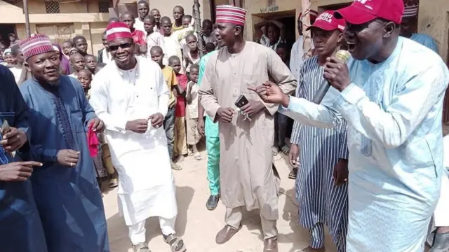 Habu Tabule as e dey perform im music for one event