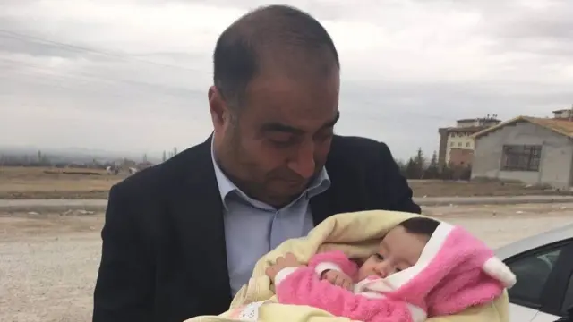 Çınar Babacan bebeğini Konya Ereğli Cezaevi'ne teslim etmeden hemen önce.