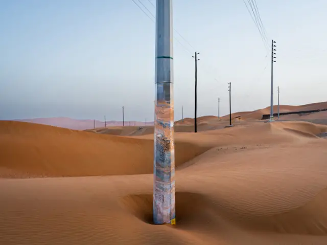 Telegrafski stub u pustinjskom pesku
