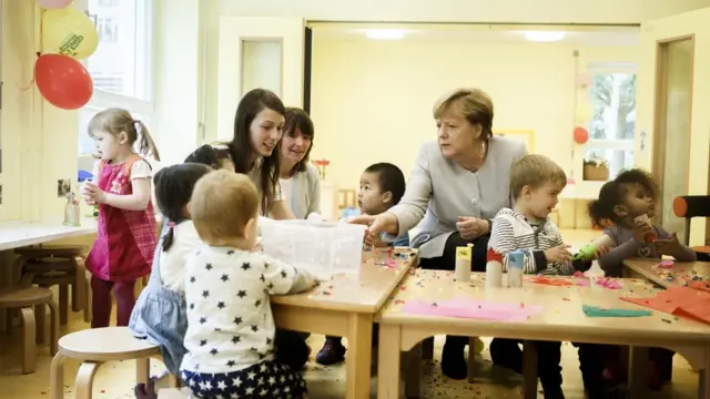 د جرمني لومړۍ وزیره انګلا مېرکل په یوه ښوونځي کې له ماشومانو سره